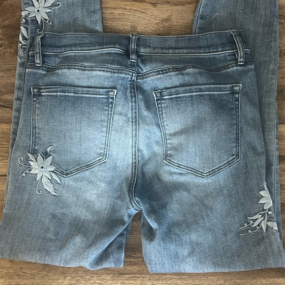 Loft ladies jeans size 6 flower embroidered. Straight leg size 6/28. - Picture 5 of 11